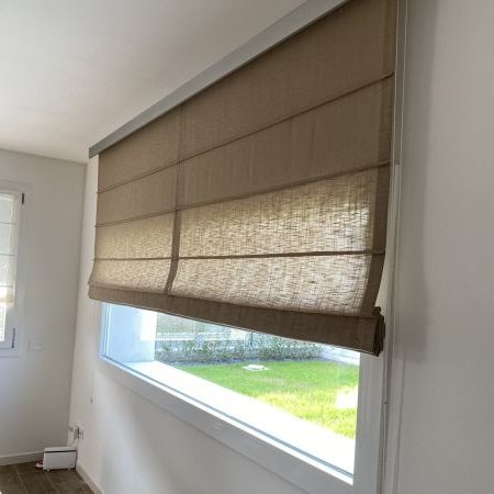 Tende a pacchetto steccato con binario a soffitto